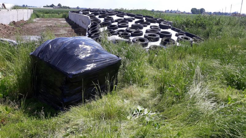 Zdjęcie zostało wykonane w trakcie realizacji zlecenia z okolicy gminy Lesznowola. Właściciel nieruchomości zlecił nam odbiór azbestu z terenu swojej nieruchomości. Materiały budowlane zawierające azbest były już odpowiednio przygotowane do transportu. Przed przystąpieniem do odbioru azbestu, nasi pracownicy dodatkowo oznakowali paletę etykietą 