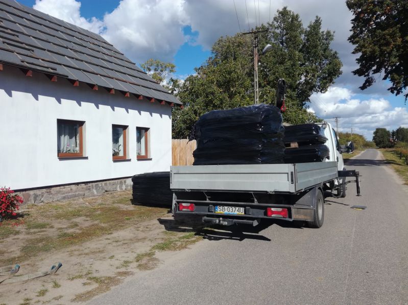 Nasza firma dostaje bardzo dużo zleceń na usuwanie odpadów azbestowych. Wiosną tego roku, w sąsiedztwie miejscowości Sulejówek, zlecono nam usuwanie płyt azbestowo-cementowych, które zalegały na terenie prywatnej posesji. Odbiór eternitu z posesji, gdzie kilka lat wcześniej wykonano demontaż azbestu, odbywał się za pomocą samochodu ciężarowego z żurawiem. Odpady azbestowe zostały przetransportowane z terenu posesji Klienta na składowisko azbestu, a teren nieruchomości został dokładnie oczyszczony z pyłu azbestowego.