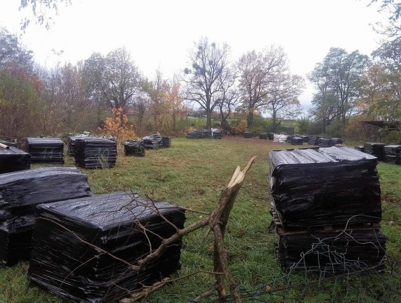 Codziennie realizujemy zlecenia, obejmujące odbiór eternitu zeskładowanego na posesji naszych klientów. Jednym z naszych zleceń był transport odpadów zawierających azbest z okolic wsi Stare Babice. Usuwanie azbestu z posesji naszego Klienta rozpoczęliśmy od zabezpieczenia terenu prac. Następnie nasi pracownicy wykonywali pakowanie oraz zabezpieczanie płyt eternitowych. Ostatnią czynnością był transport odpadów azbestowych na składowisko odpadów niebezpiecznych.